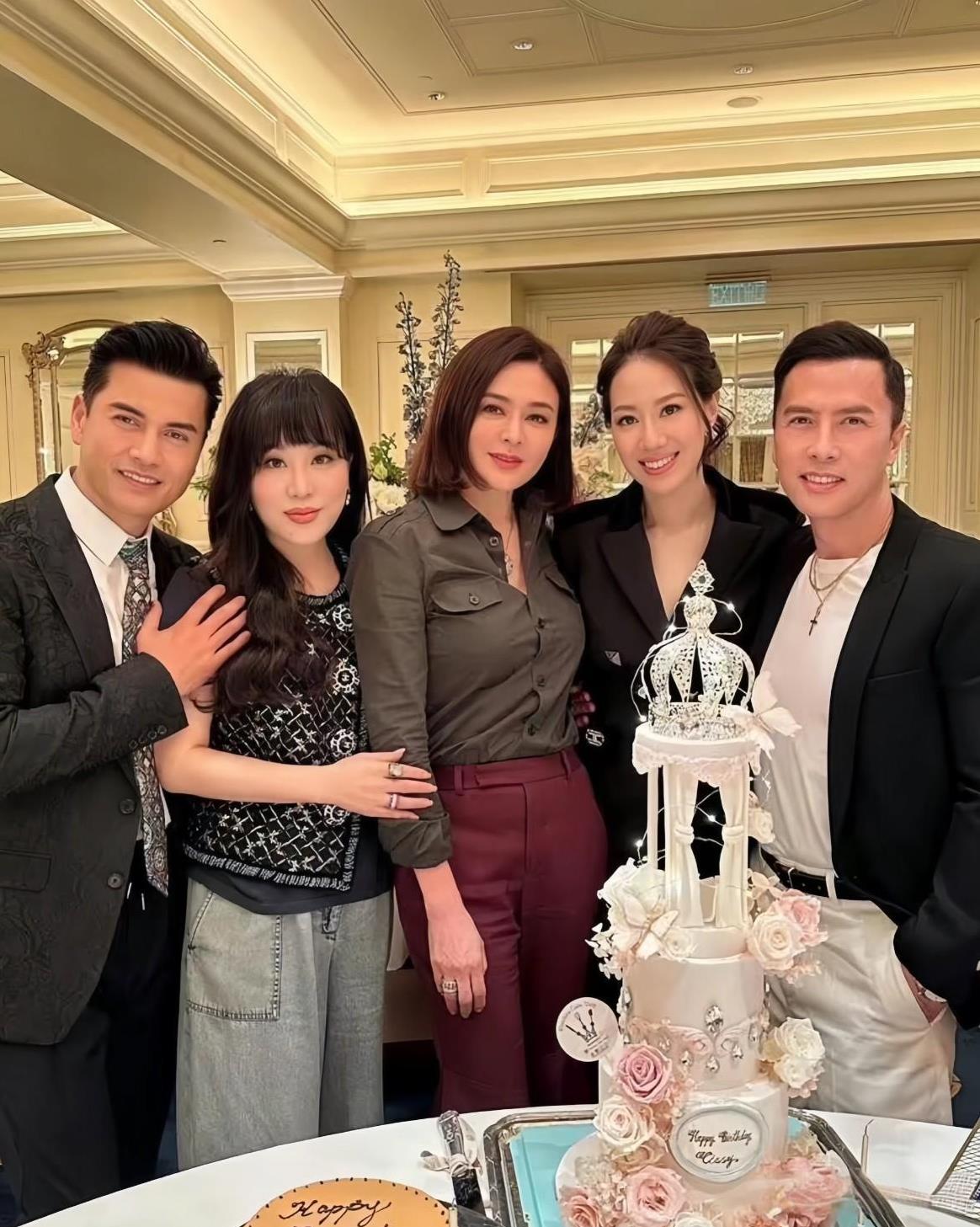 62岁的关之琳，身材保养的真好啊
关之琳与吕良伟夫妇和甄子丹夫妇聚餐，她身穿酒红