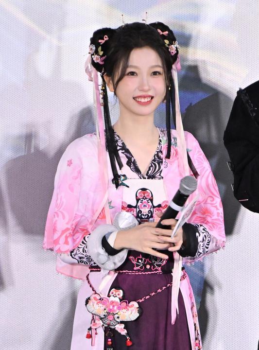 双轨“欣”动出击！虞书欣X何与：这俩人的可爱值鲨疯了！甜度超标预警！
家人们！谁