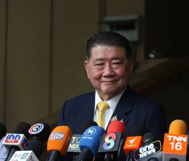 洪森在6月27日，针对佩通坦和她父亲他信发表的激烈言论，又引发新的风波，泰方也对