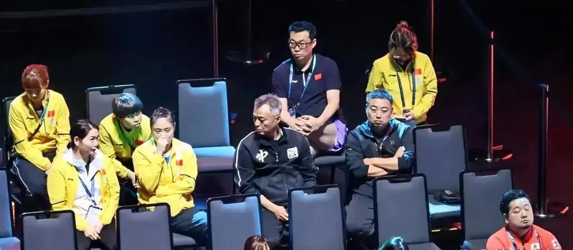 刘国梁和秦志戬在看王曼昱和张本美和的比赛。这场比赛其实有点像之前奥运会上樊振东对