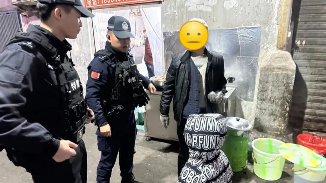 夜色中的守护——特巡警帮助走失儿童安全回家