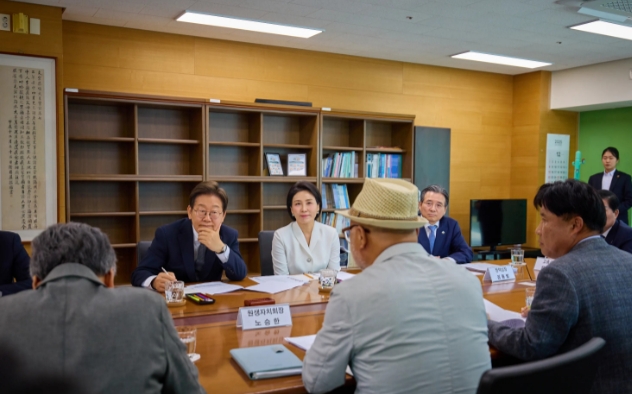 有同情心的李在明。25日夫妻俩一起探望韩国麻风病专治医院小鹿岛医院
这是韩国历史