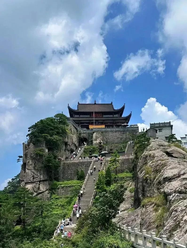 释永信的事情一曝光，
很多人以为佛教界的问题就都浮出水面了，可哪有这么简单！这不