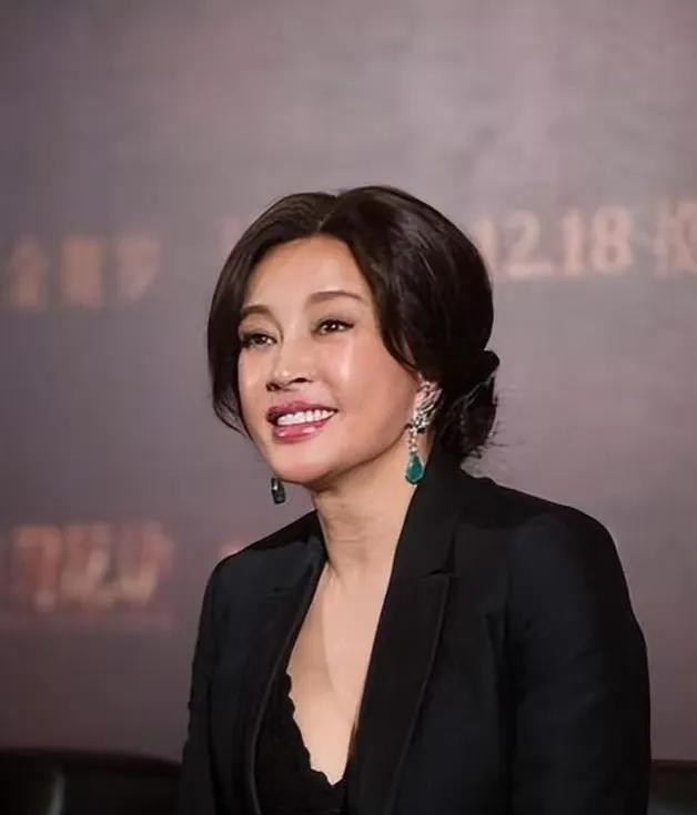 都说74的刘晓庆活得很通透
可我却觉得她很糊涂
或许她就不是一个聪明人，不然她怎