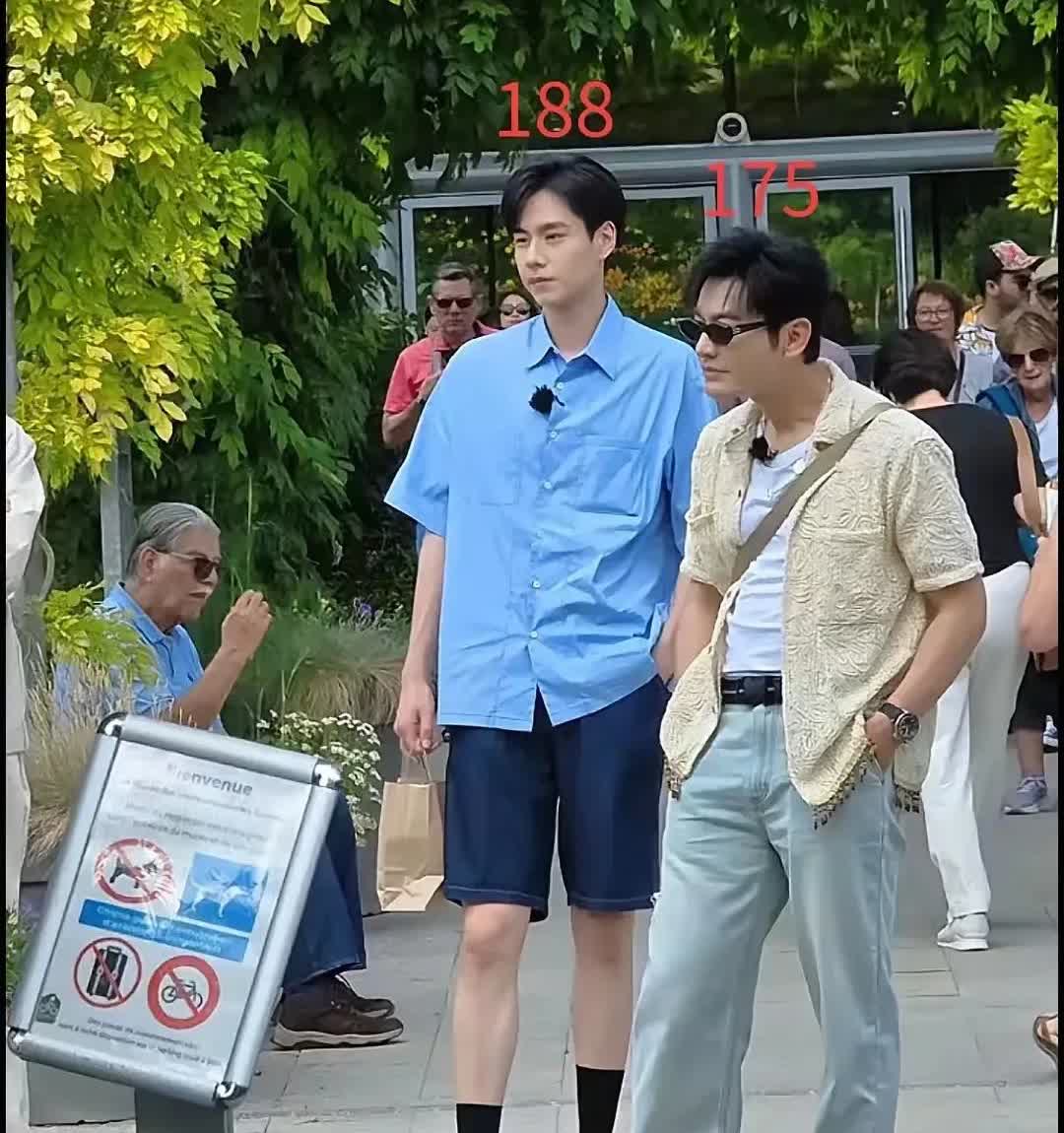 黄晓明胡一天同框照。我觉得王翔无论是身材颜值都直接秒杀胡一天。我觉得虽然胡一天长