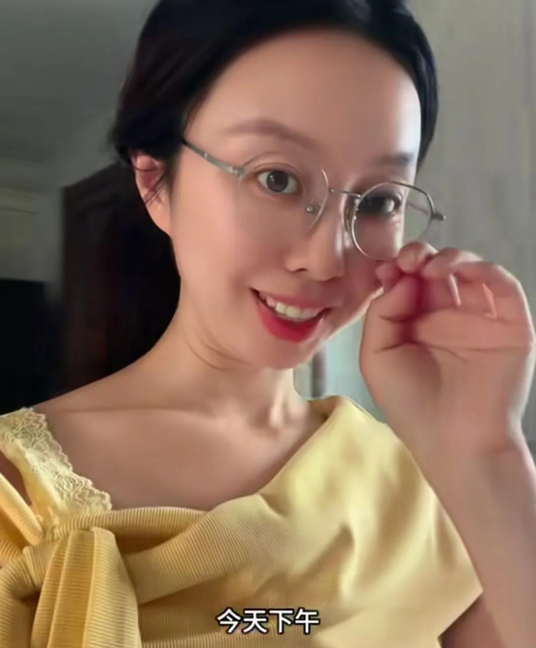 田静一直都认为自己的品位很高！
穿的衣服的样式，看起来很时尚，
田静属于自我满意