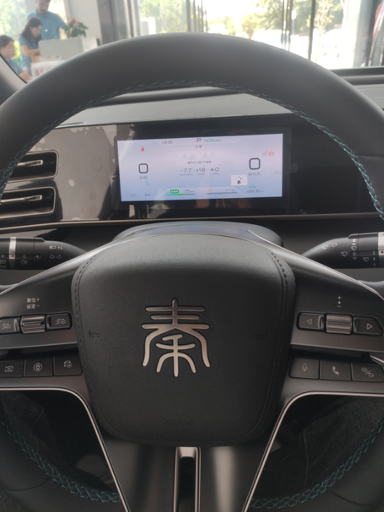 秦L空间没啥变化，不过车内多增加了一些扶手，音响也升级了