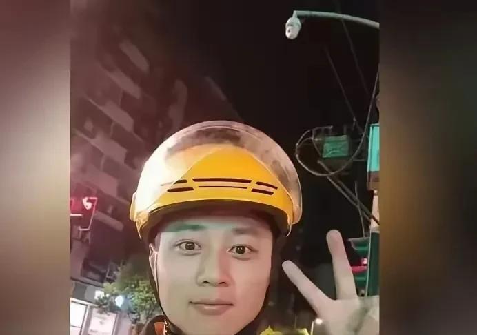 公职人员下班送外卖，我看这人就是太闲了，要不然就是想蹭流量的，虽然说公职人员业余