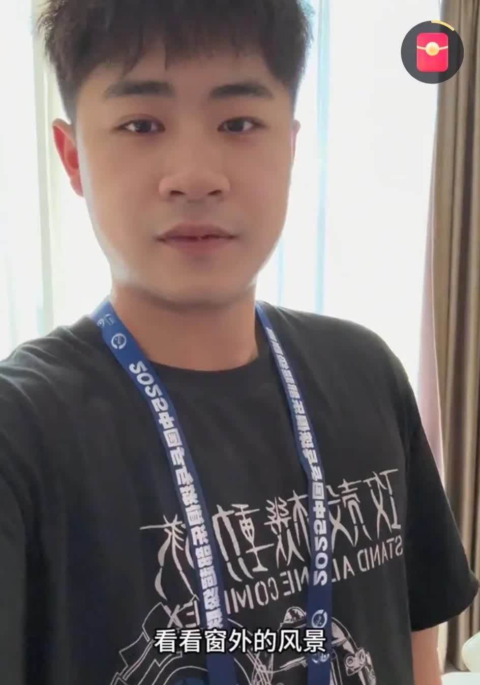曹巍又更新动态了。
乒超第二阶段的比赛，曹巍戴着随队工作人员的牌子，他属于魏桥