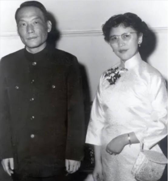 1982 年，中央统战部副部长熊向晖已经 63 岁了，他从领导的岗位上退下来了，