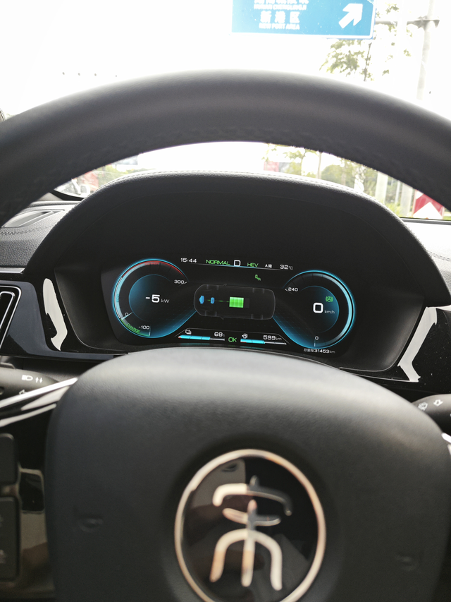 比亚迪技术还是牛的
今天加完油，电量还有 66，用的 ev 模式， 一启动车，发