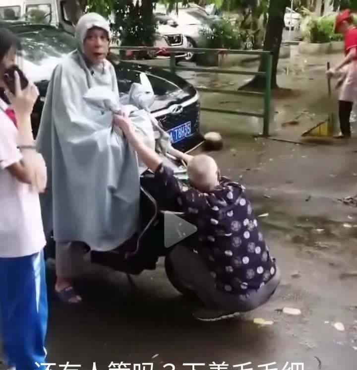 这骑电动车的路人走还是不走？