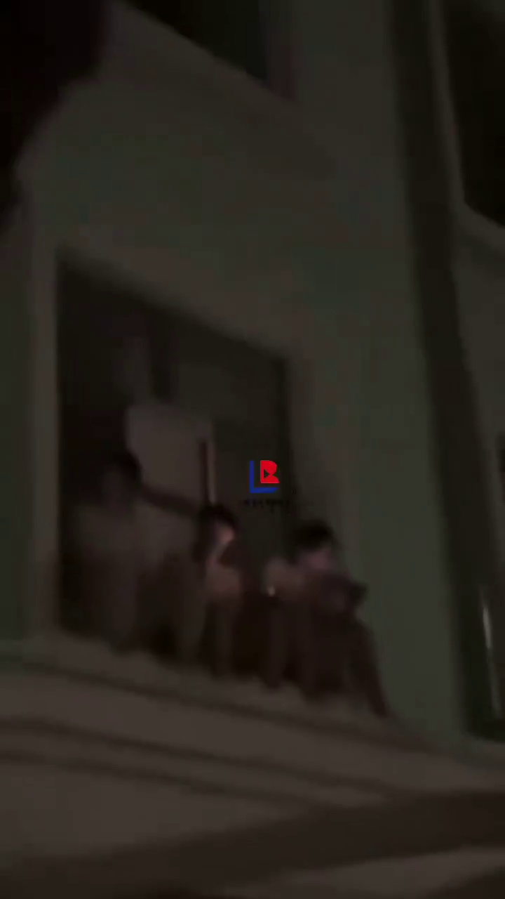 哈尔滨高温一高校学生无法入睡只能坐着，手机放在后背被沾住！