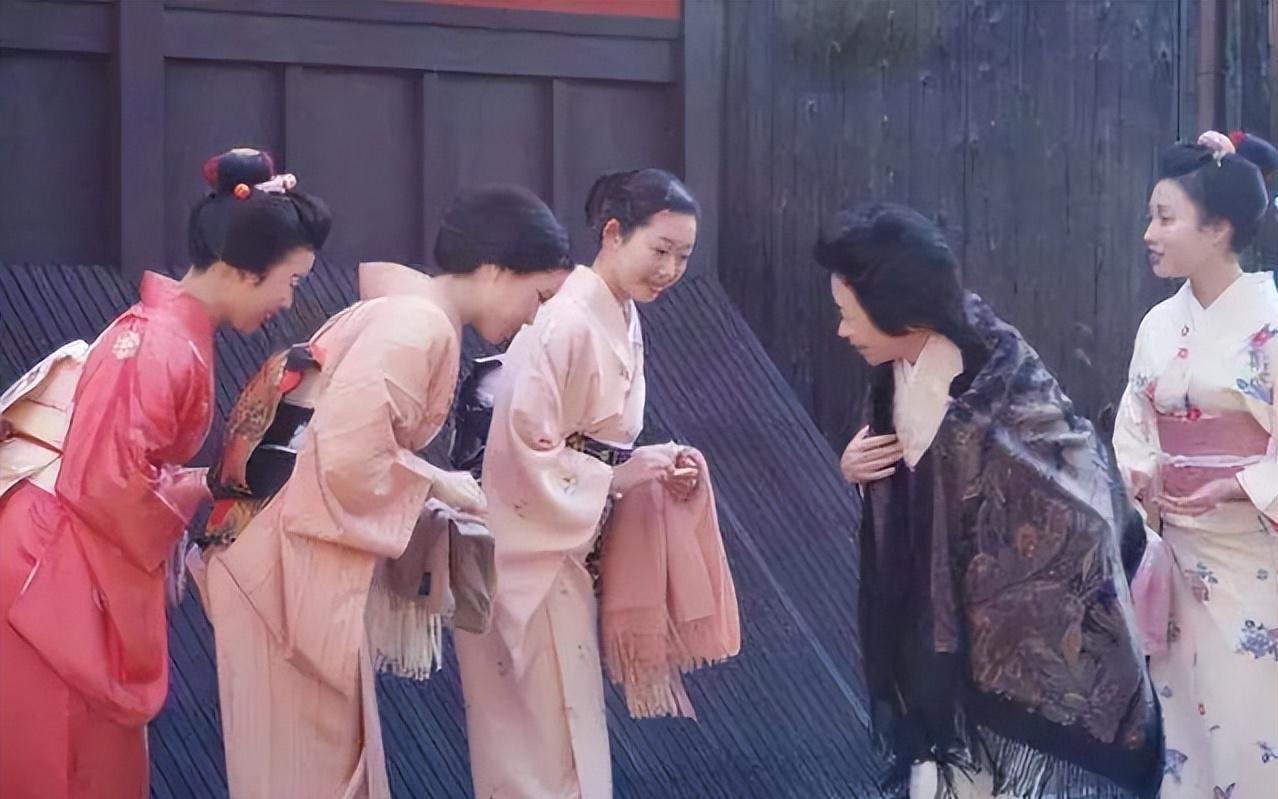 日本这个国家的底层生存逻辑一万年都不会变：在中国强盛时示弱、在中国虚弱时侵犯，即