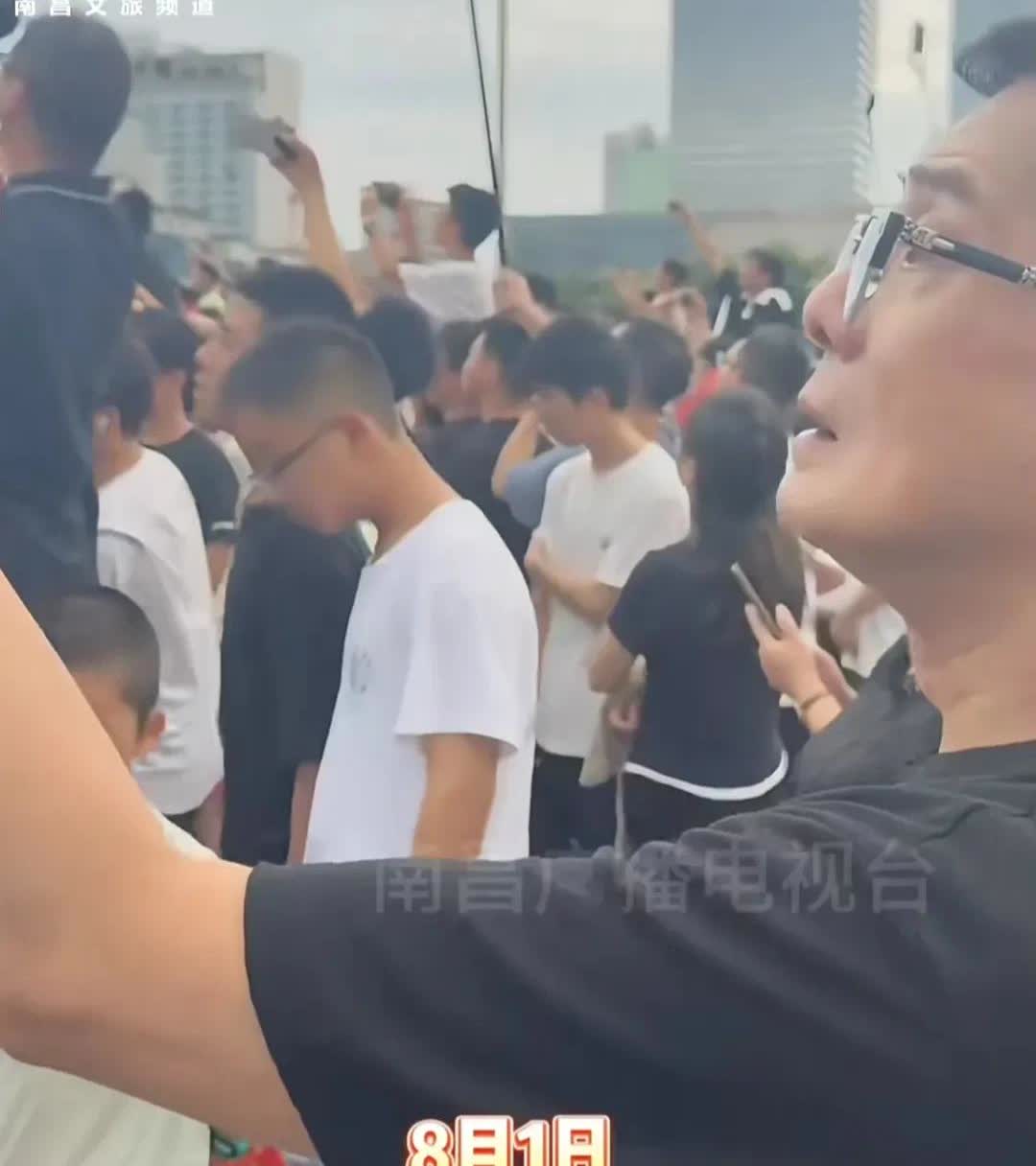 “鸠摩智”李国麟今天现身南昌八一广场，观看升旗仪式热泪盈眶。
看他站的位置是跟