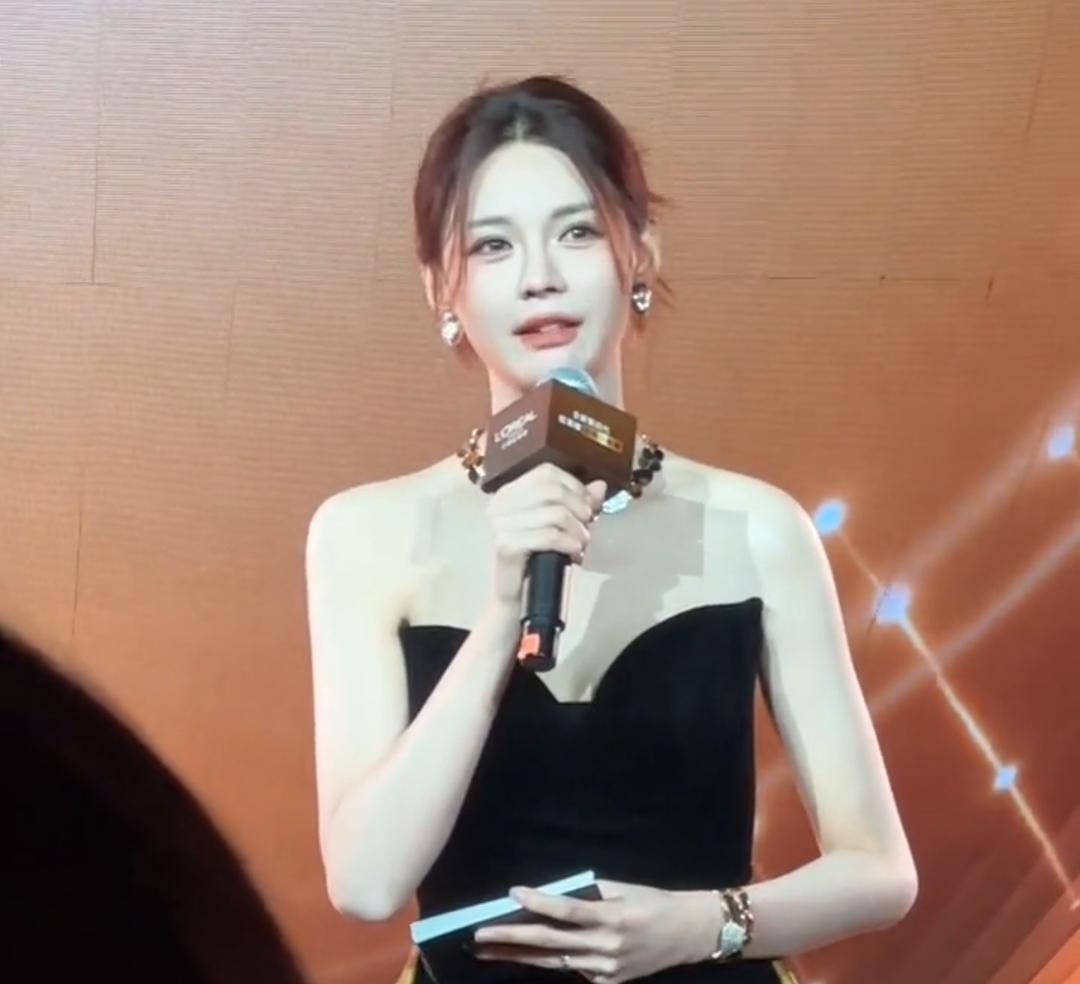 沈梦辰一直这么美啊，笑起来眼睛弯弯的 特别好看，她以前演了一个电视剧，妻子的谎言