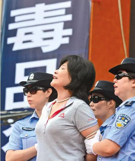 [中国赞]2015年，广东一女子被五花大绑押往刑场，她无奈的仰头看天，不知道是落