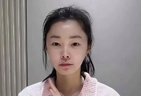 宋轶素颜照走红，网友炸开了锅，鼻子成了热议点