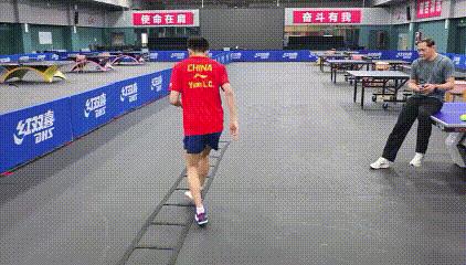 国乒男队最新训练视频来了，不得不说和我们小时候玩的跳房子有点像[笑哭]。体能教练