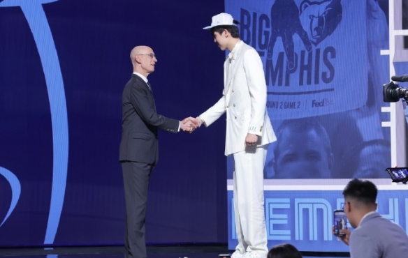 NBA选秀大会，杨瀚森第16顺位被选中，在选秀结果出炉前，篮球解说员、评论员@苏