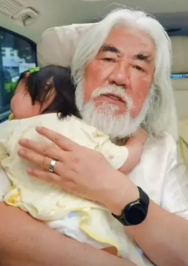 大家都别再可怜张纪中了。

都说他养不起四个孩子。

我特意扒了一下他的身价，光