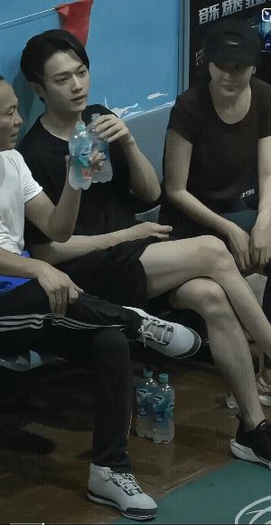 这是新xuan的许凯吗？三个人，被一男一女围着，在讨论什么呢？
好像是打完羽毛球