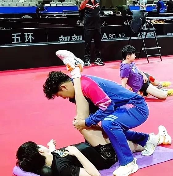 八年里，他把她捧手里装心里，为她经历心如刀绞、深夜流泪、酸楚难耐，早就认定了，体