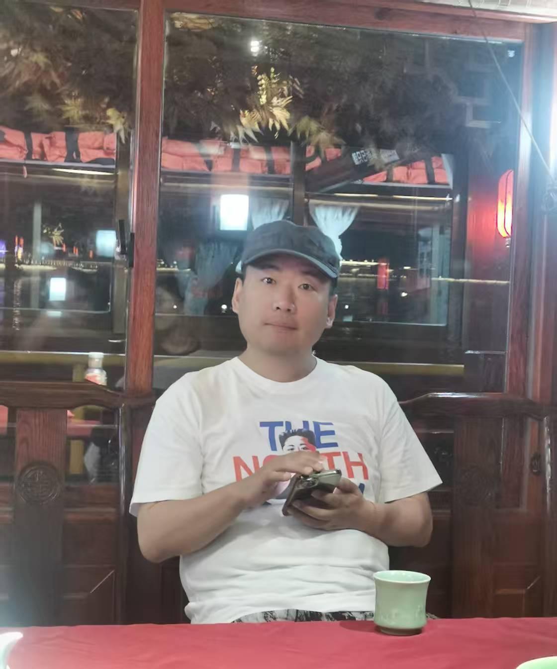 昨晚和发小夜游绍兴
特别的美
到安昌古镇的时候已经深夜，熙熙攘攘的古街上已经没什