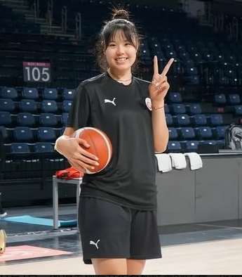 中国女篮球员李月汝谈自己收购了一支欧洲球队的事，她表示：这个想法来源于自己在欧洲