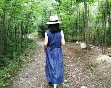 我跟老公的性格反差很大，最大的一点，我爱静，他爱动，我不爱说话，他是话唠。
刚刚