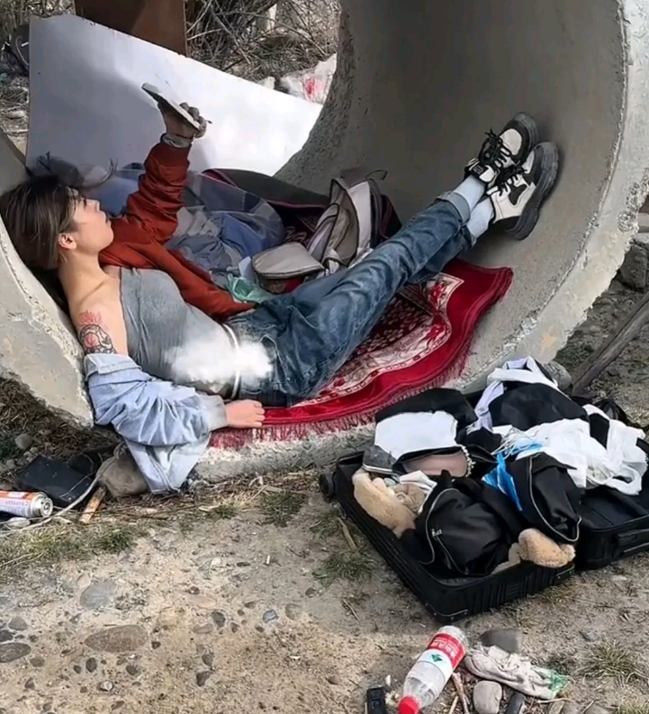 精神小妹整天无所事事，收入来源是什么？
