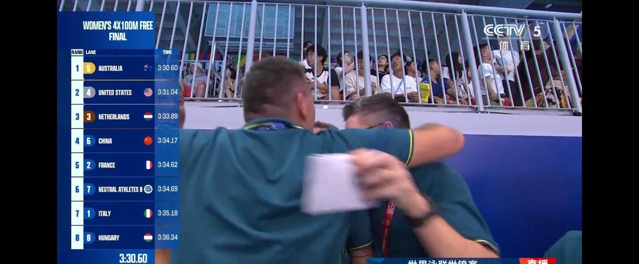 中国女子接力队遗憾无缘奖牌
比赛开始后中国队处于下游，第二棒中国队上升到第四，今