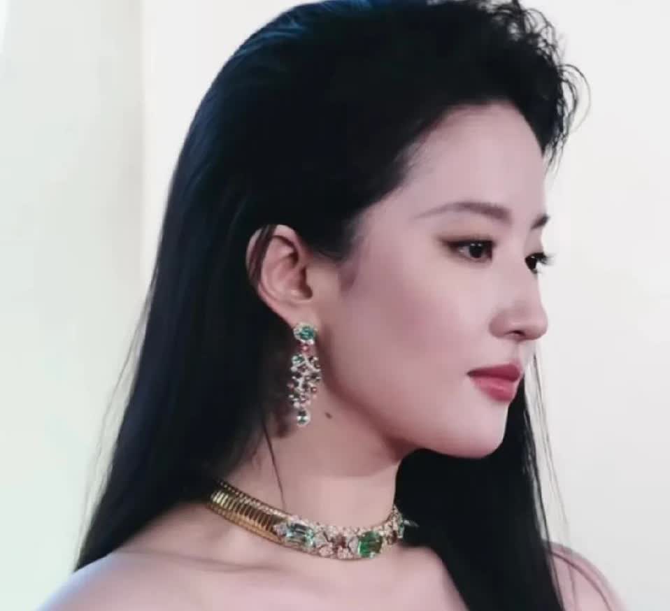 刘亦菲，
是该做的事情一件没做呀，
没谈恋爱，没结婚，没生孩子，更没成家，都