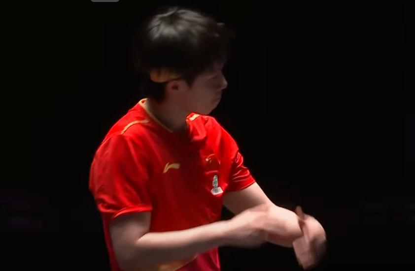 王楚钦赢了，3:1赢了松岛！
第一局
两人打的非常激烈，
王楚钦11:9拿下
第