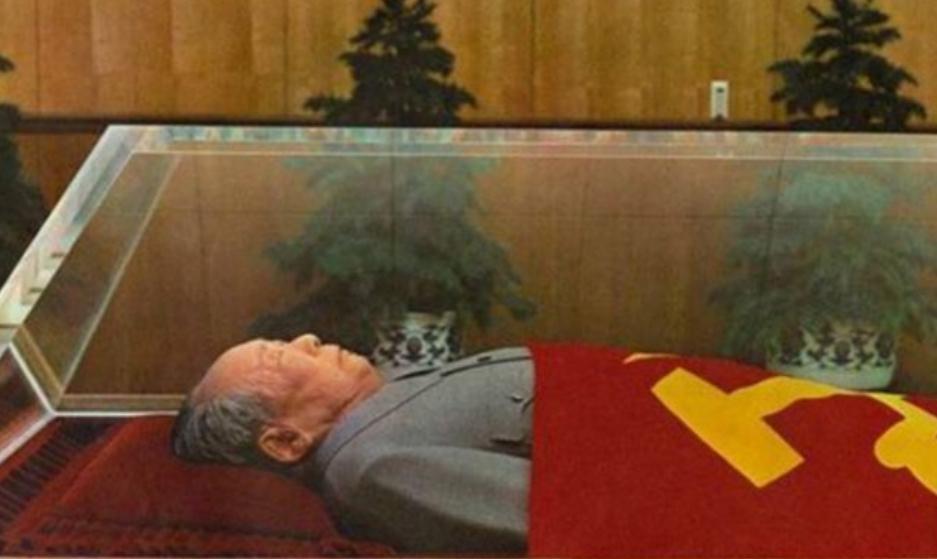1976年，毛主席去世，当华国锋赶到中南海时，毛主席已无呼吸，情急之下，华国锋迅