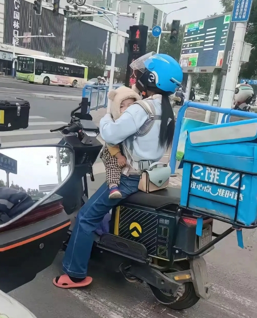 这又是谁家的老婆和孩子呢?