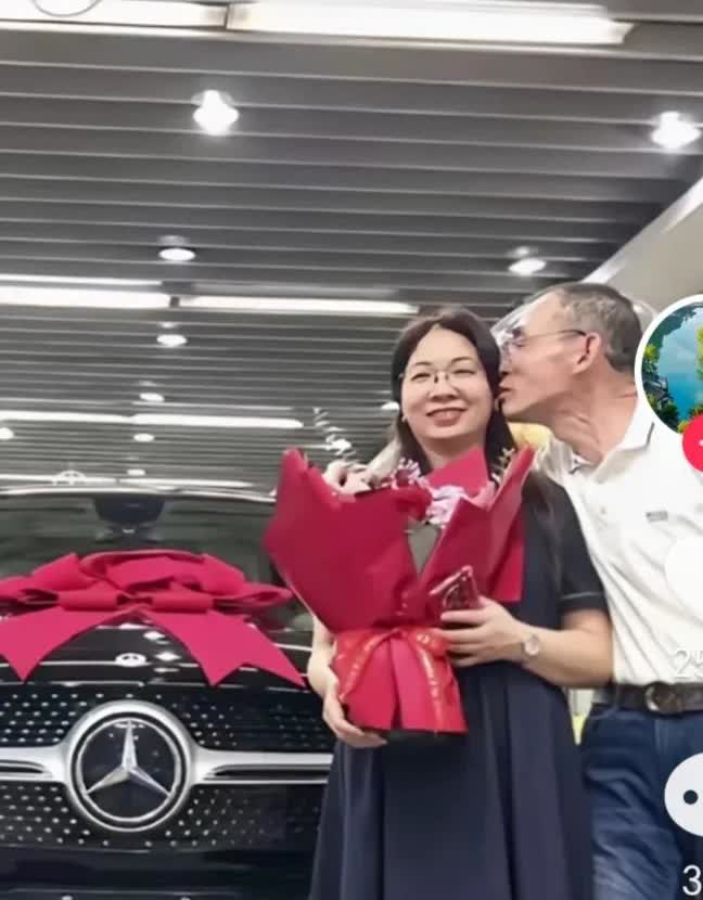 比谢浩南更神秘地是他的妈妈，连回归宴都没出现引起一众猜测，说什么都有，甚至连谢岳