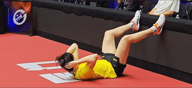 厦门乒超，7月24日训练完继续做拉伸的楚钦，真的很努力！
从22年到巴黎，从福冈