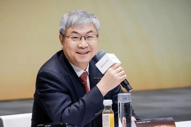 1996年，34岁的尹同跃放弃一汽总装车间主任的稳定职位，受芜湖副市长詹夏来感召