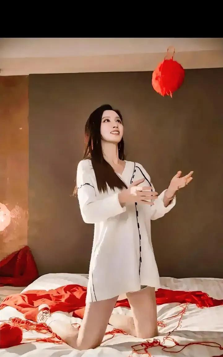 看到张萌玩毛线球直接笑出声，她跪床上抛红毛线球，这姐把反差萌玩到飞起太会整活 。