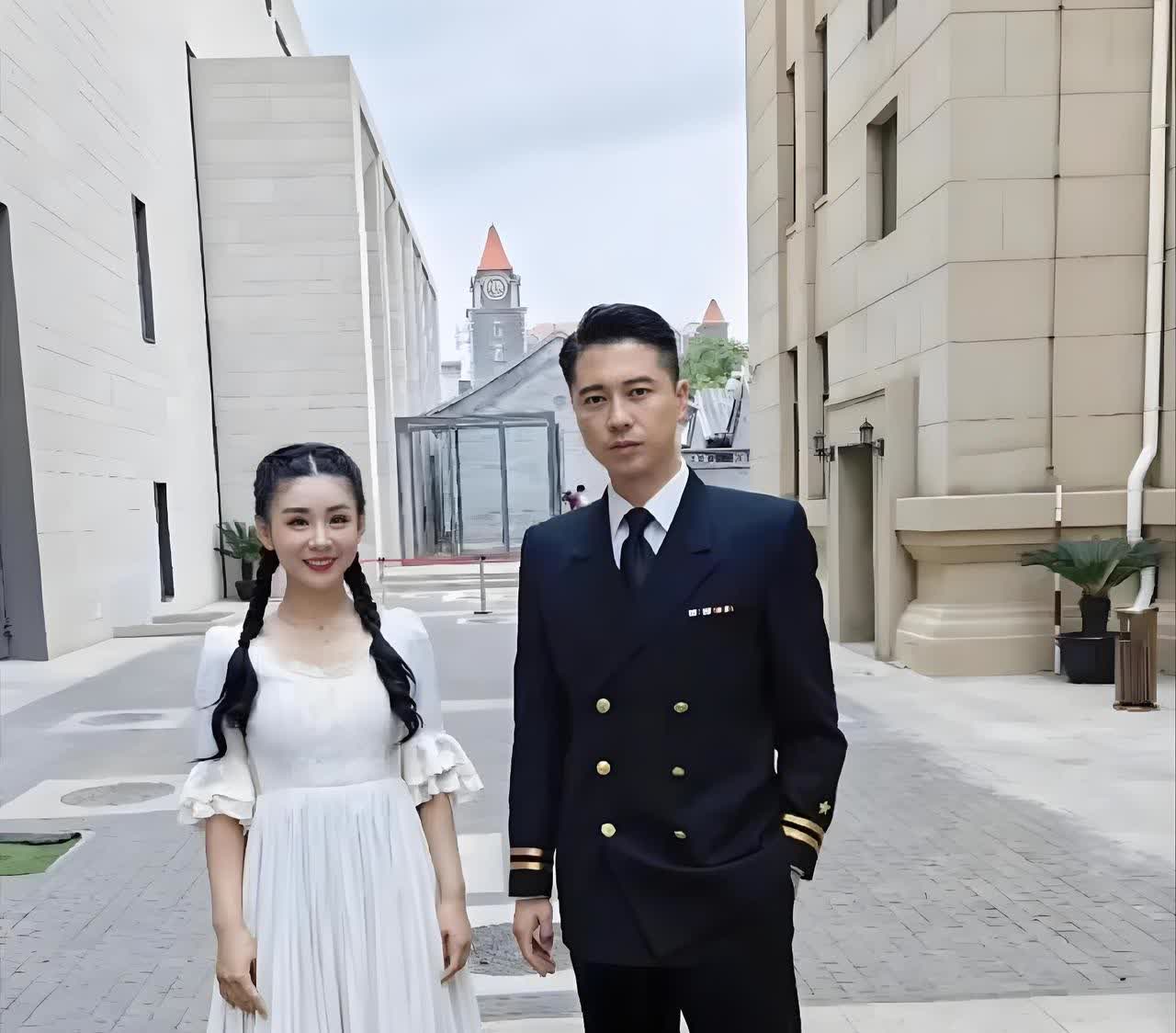 天呐，他俩原来是夫妻，照片右边这个身材高挑帅气，一身正装迷人的是王雷吧。

