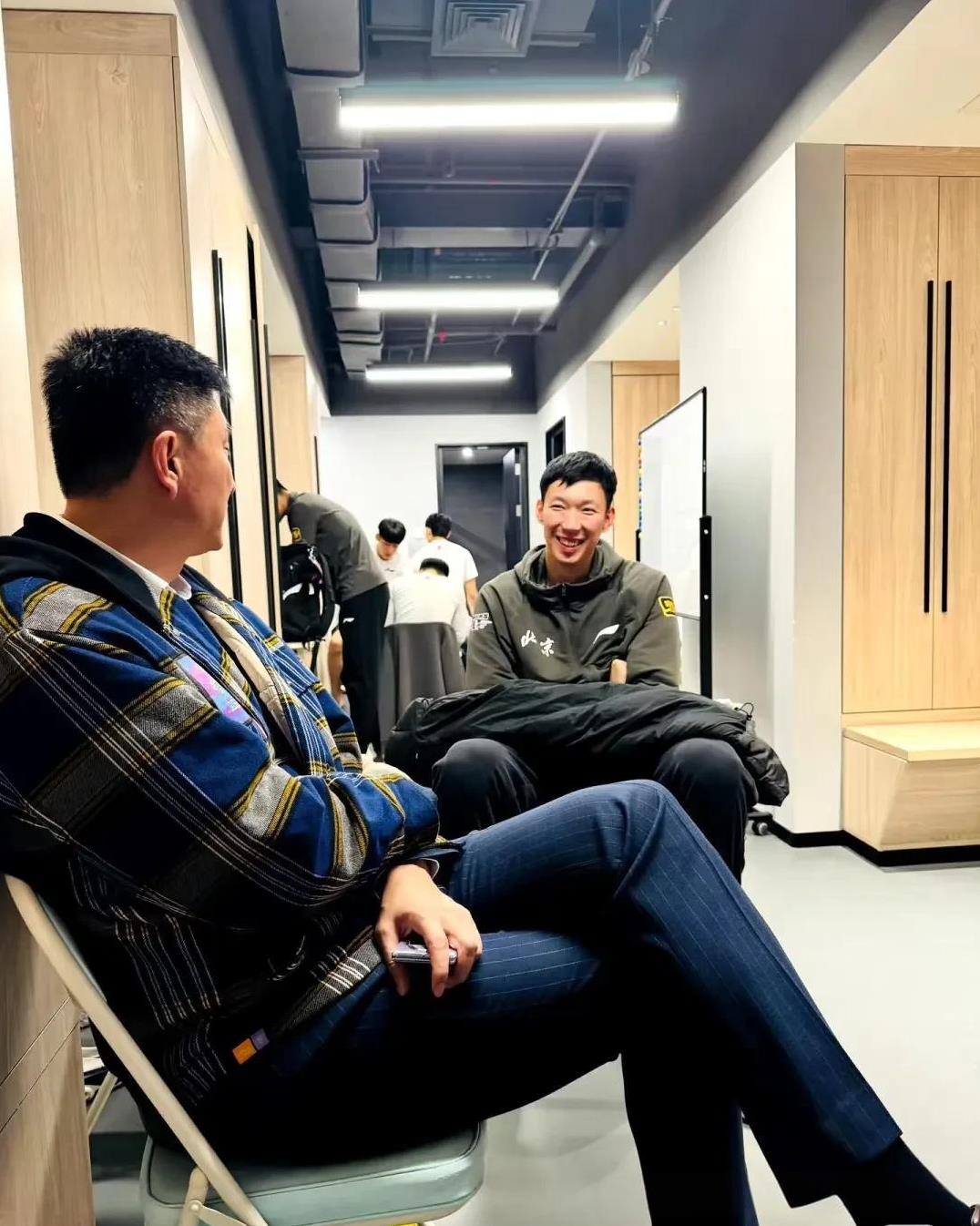 看过周琦媳妇的“小作文”，偶然发现杜锋才是大善人，周琦去澳大利亚打nbl时期，杜