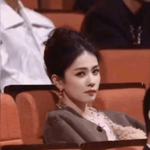 白鹿只要不笑是真极品啊，但是一笑那牙齿就毁三观。
一笑就“破相”，不笑风格能保持