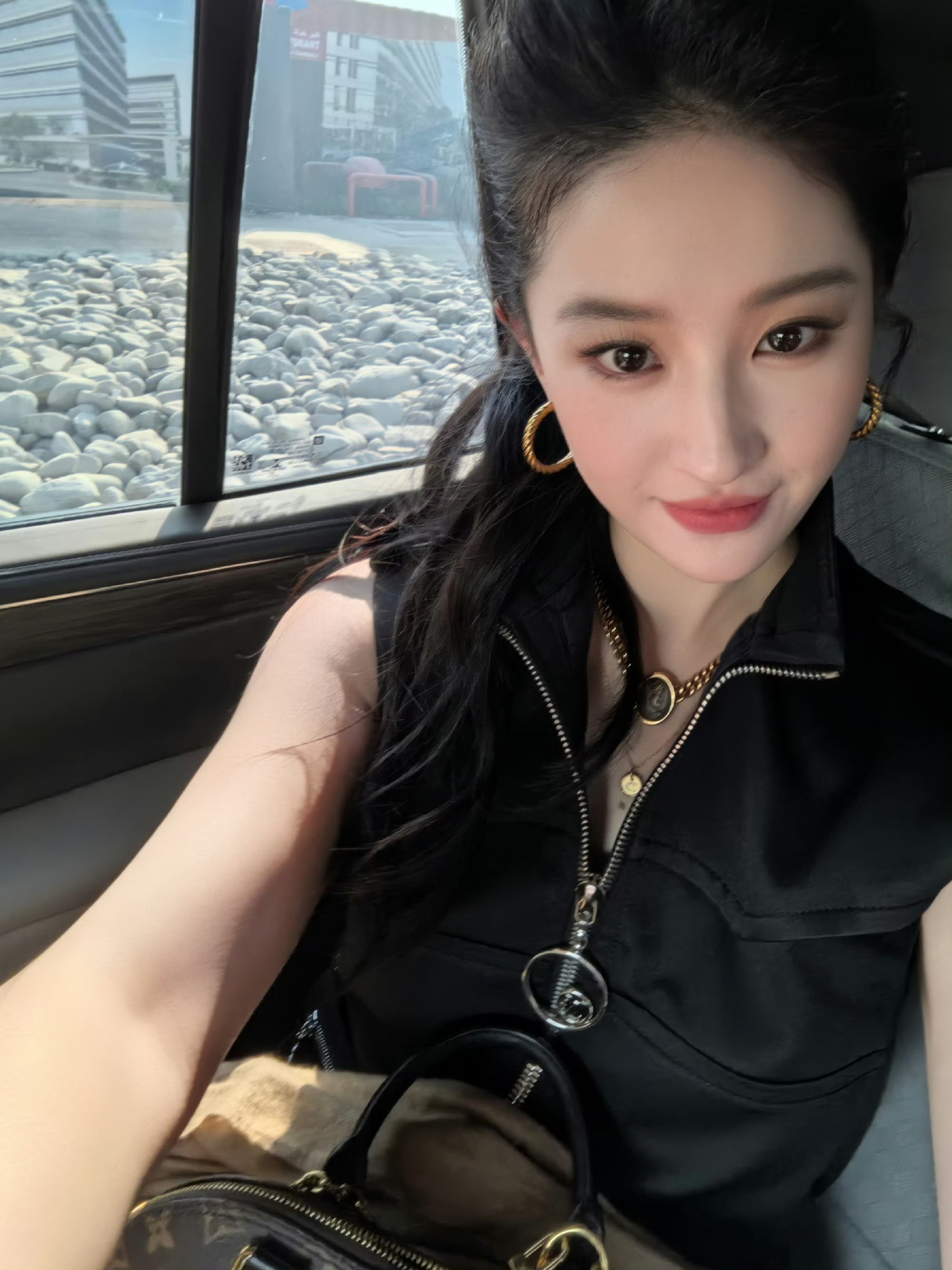 刘亦菲去阿布扎比
明星皆有各自的兴趣爱好，这些爱好能让我们窥见他们私下里可爱的模