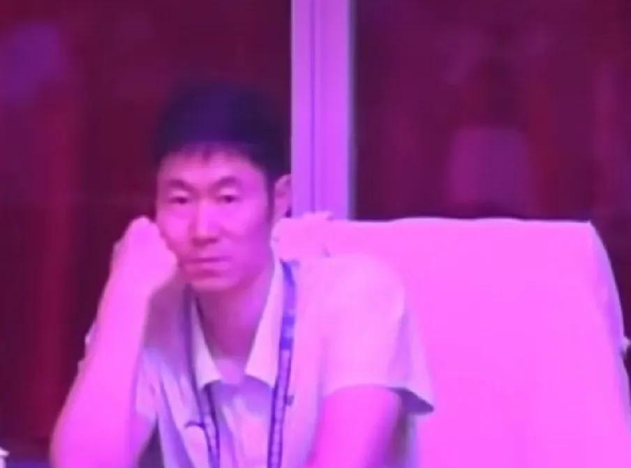王励勤看了四天比赛，
眉头紧锁愁容满面啊。
尽管目前老将还是很稳，
但身体状况明