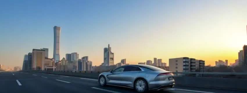 这就是赤 裸 裸的现实！
油车20万：使用10年，油费10万，卖4万！
纯电