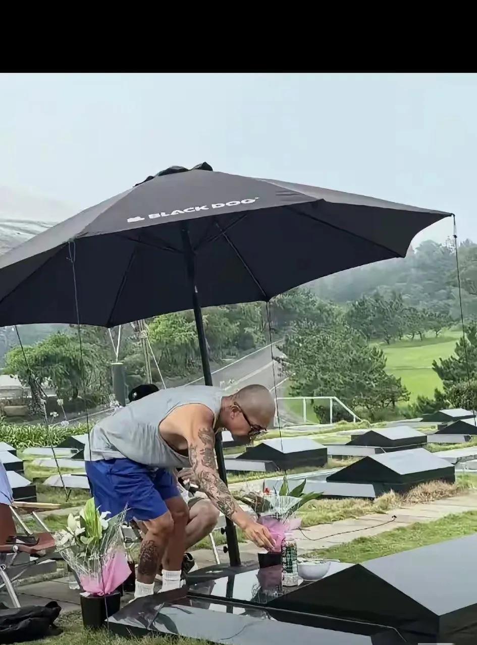 有人说刘建国去墓地直播为什么还带着个人，
他去参观公共墓地带个人不是很正常吗？