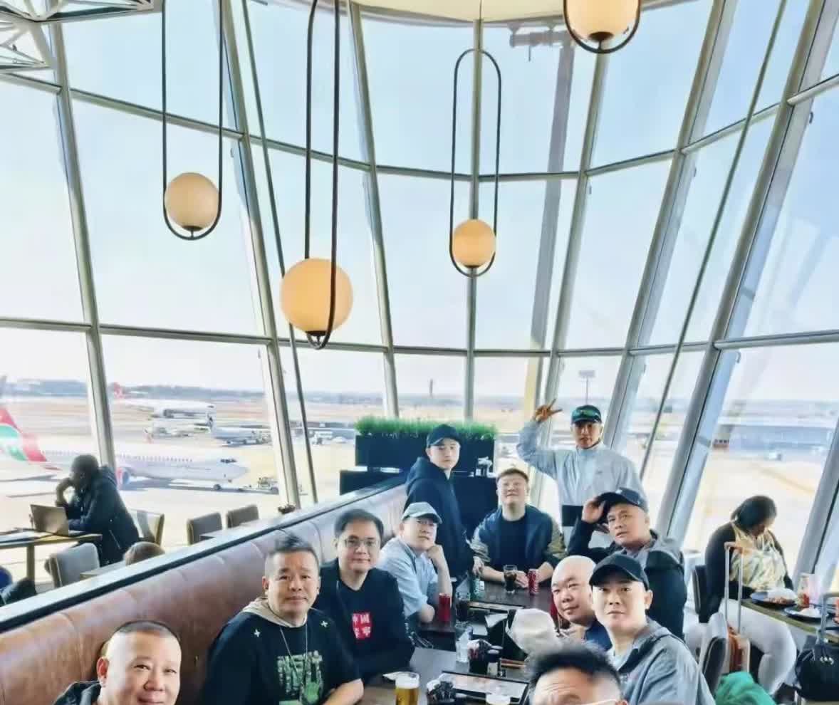 德云核心组
郭于，高栾，
饼四，黄白，
亲支近派，
离镜头最近得
还得