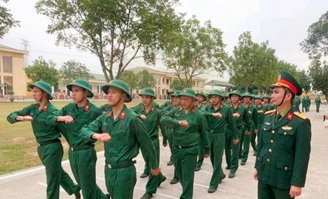 越南士兵走过画面，网友：这不像是打仗的人，倒像是广东、广西人！在街上遇到越南士兵