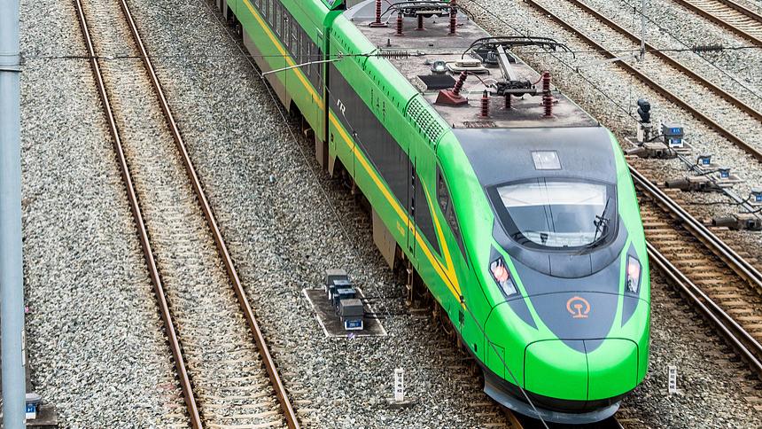 四川与甘肃之间迎来了一条新铁路，线路长240公里、时速160公里